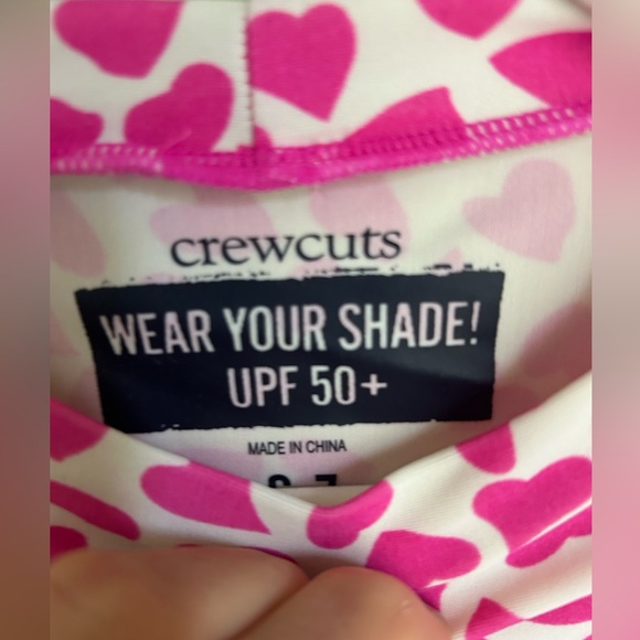 Crew cuts girls rash guard 6/7. Hot pink hearts on ivory background. Nice shape! - Picture 2 of 8